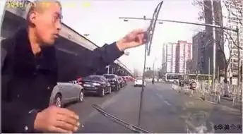 大妈碰瓷成功讹到20元当街跳舞称搞钱为打麻将
