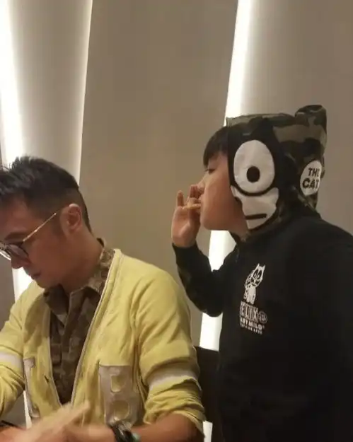 费曼骂爸爸丑被贴吧拉黑,吴镇宇大赞干得好,却被儿子吐槽蹭热度
