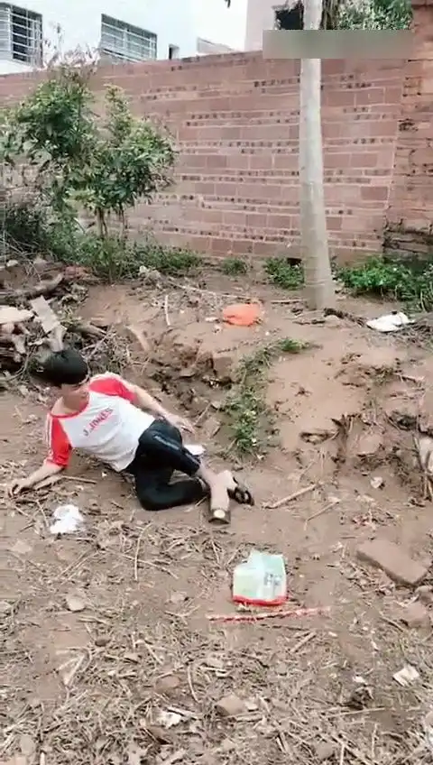 搞笑段子借手机能不能不打人结局悲剧了

