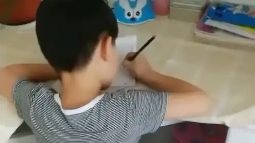 小孩子是来搞笑的吗,写作业就脑瓜疼,你说你是不是欠抽呢
