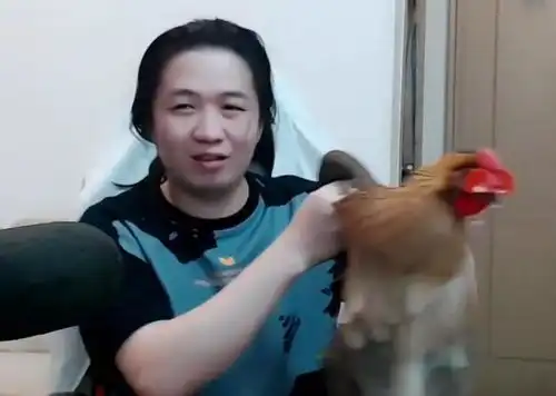 吕德华生日开箱粉丝礼物,另类物品差点导致直播间被封,形似圣杯
