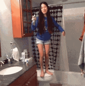 搞笑gif段子连猩猩都爱看美女,何况是我呢