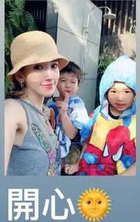 陈若仪带双胞胎儿子玩水,兄弟俩身披毛巾表情萌,母子三人像姐弟