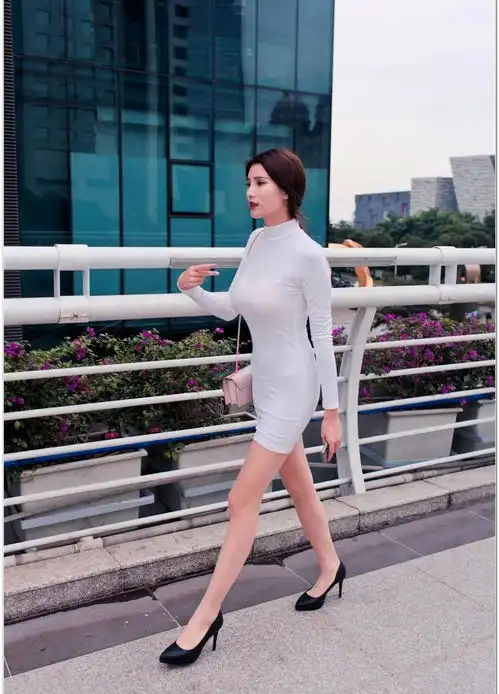 搞笑gif趣图好倒霉的妹子,还没有人注意到她
