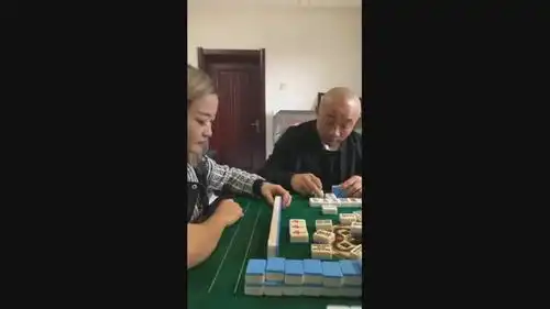 爆笑打麻将,小伙偷偷在麻将上动手脚,结果把妹子坑惨了
