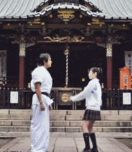 笑话段子女儿撇了撇嘴,留着两行泪去追弟弟了
