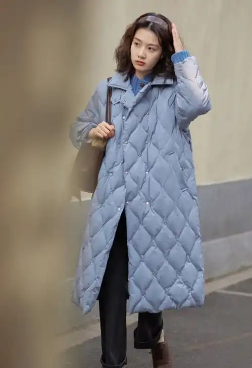 还穿什么黑白灰看看最in的雾霾蓝羽绒服,肤色白皙好几个度
