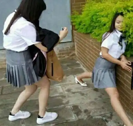 傻姑娘,赶紧起来吧,一群臭男人都在这盯了半天也不提醒一下
