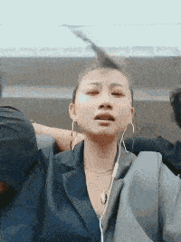 阿姨在旁边看了一会儿,露出了意味深长的笑容
