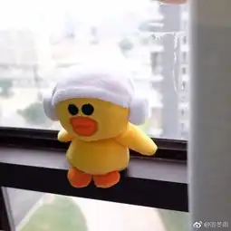 周冬雨和赵丽颖在微博上斗表情包,笑死人了
