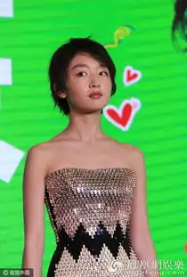 周冬雨性感出席代言活动化身表情包少女
