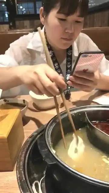 下次吃饭看你还敢玩手机吗就这样气死你,太搞笑了
