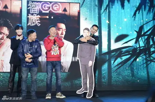 组图场面太搞笑李现发布会上掐王耀庆人形立牌脖子
