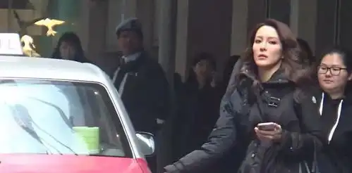 刚得奖的tvb力捧小花与视帝在街头拍戏遇路人求合影大方配合
