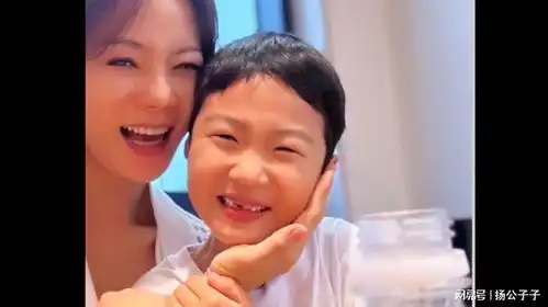 蔡琳母子温馨自拍,调皮表情暖人心