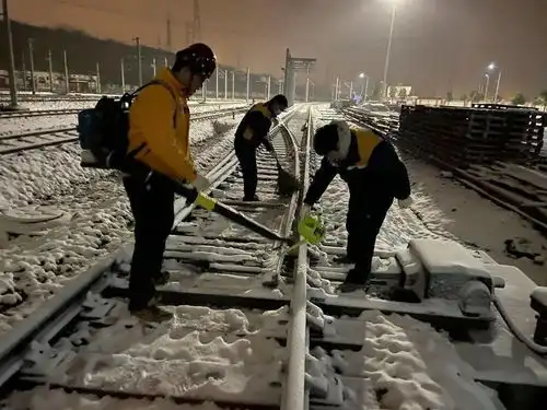 浴雪奋战南京地铁迎寒而上,除雪保畅
