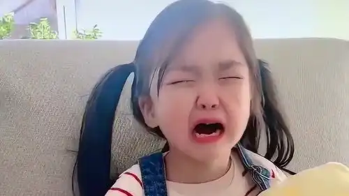 萌娃哭的样子,真的好搞笑呀
