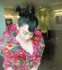 张馨予花棉袄设计师几百元轰动世界,这就是时尚
