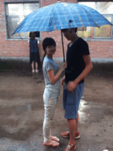 gif搞笑趣图你怎么这样啊怎么就坐桌子中间吃饭了
