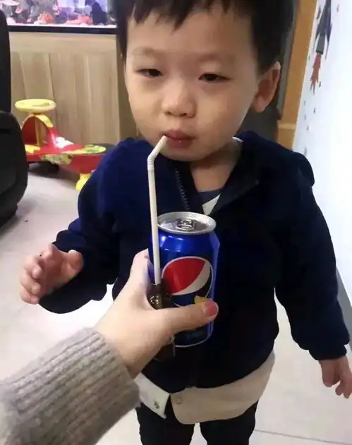 搞笑图片幽默段子哈哈,孩子你喝的是药而不是饮料哦,很天真呢
