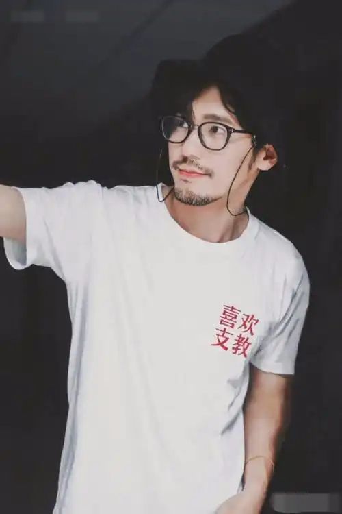 对比下白宇镇魂之前与镇魂之后的待遇差别,网友粉丝们真善变
