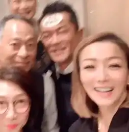 组图杜琪峰郑秀文为古天乐补祝生日古仔笑得眼睛眯起来
