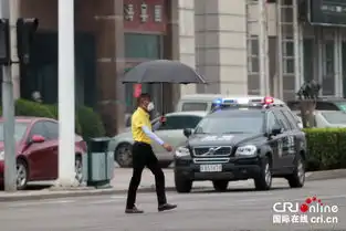 天津滨海新区出现降雨市民冒雨回家拿行李高清组图
