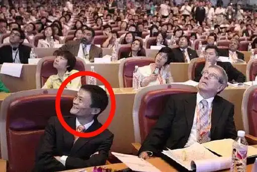 封面照片中为啥只有马云一个人在笑呢10年前马云听他演讲乐了
