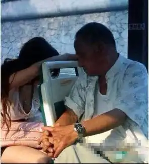 坐公交车请注意形象

