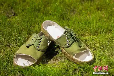 大一军训女生把军训服改成时尚单品
