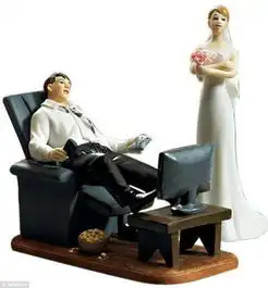 盘点婚礼搞怪人偶蛋糕新娘拽新郎不让跑组图
