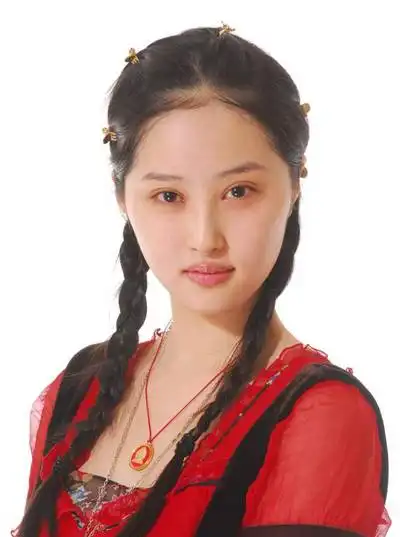她凭一个丑角红遍全国,因泄密被张艺谋辞退,如今隐退生娃
