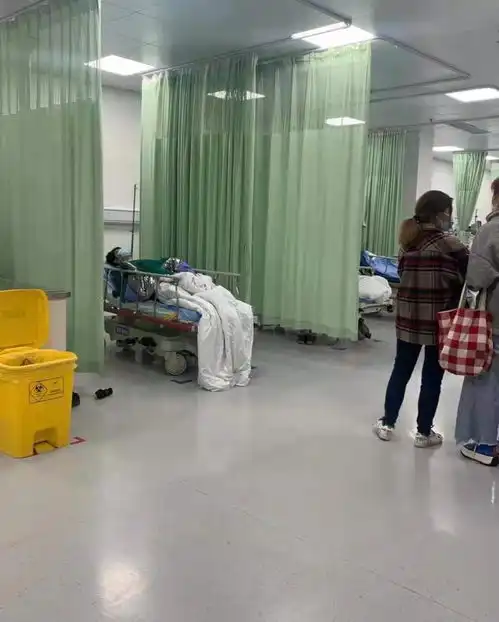 组图李希侃医院看病被偶遇戴口罩躺病床上画面曝光