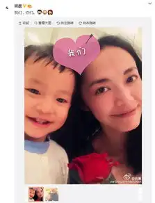 姚晨晒家庭温馨合影老公模仿儿子小土豆大哭