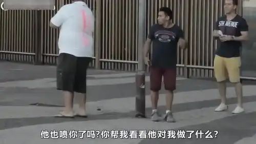 爆笑整人拿着空喷漆罐到处喷人,不知真相的路人差点打人