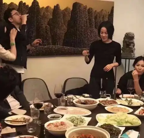 格鲁吉亚克维利好看的人都在喝葡萄酒,不能和同龄人一起变老了
