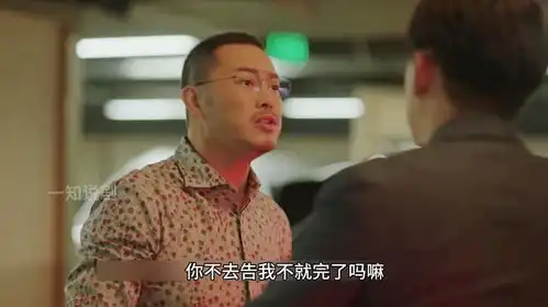 四个成年人在停车场追逐,还挺好笑的
