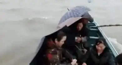 搞笑图片自从家有老二后,老大的地位真是急转直下啊
