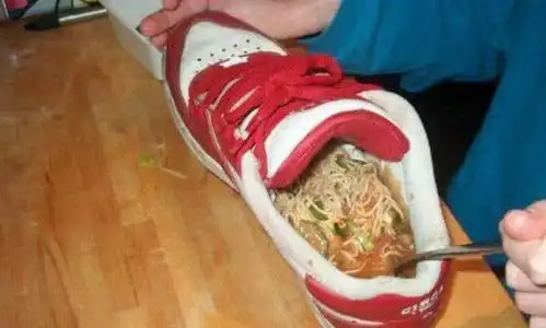 搞笑图片谁能猜出这是什么口味的方便面吗
