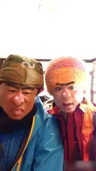 应采儿陈小春秀恩爱元宵节晒搞怪自拍
