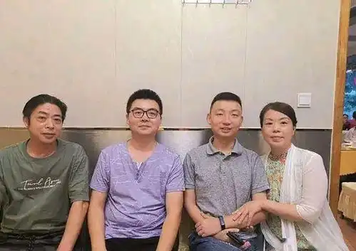 郭威童年照片疑点多,邻居提到当年细节从小就那样
