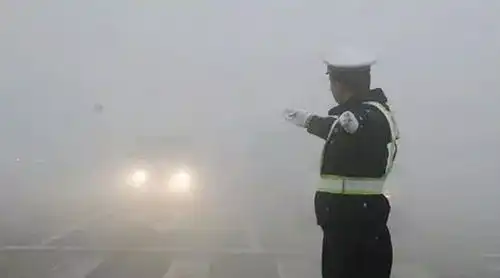 雾天别开远光灯开雾灯雾灯长啥样怎么用啊交警蜀黍教你雾天开车
