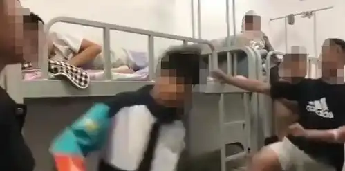 宿迁一男生在宿舍遭多名同学围殴,鞋底往头上扇,有人趁乱下黑脚
