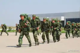 国货逆袭prada春夏男装周惊现解放鞋
