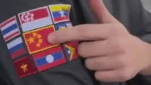 伊拉克两名青年的衣服上贴着中国的国旗偶遇中国男子还竖起拇指
