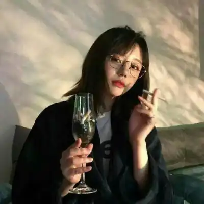 女生抽烟头像女生夹烟好看手势图片
