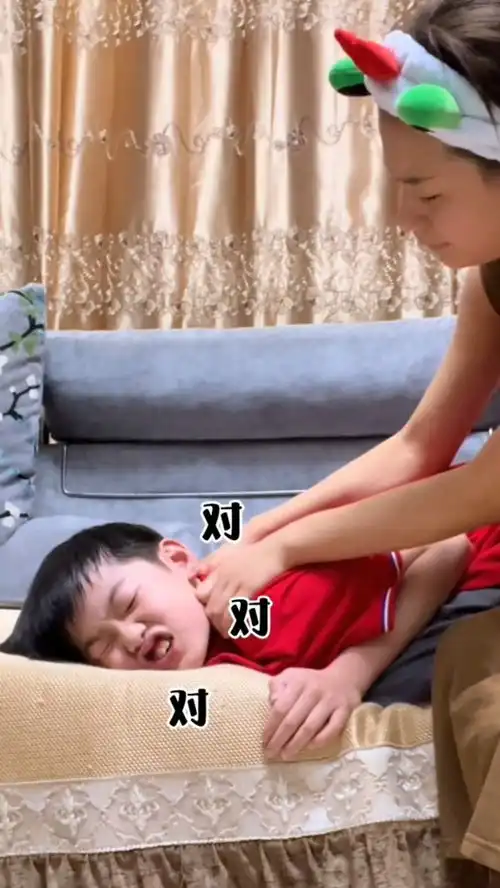 典典半夜脖子落枕究竟有多吓人,小小的人啊心思还挺多,想当少爷典典的卑微生活微视红人搞笑视频戏精
