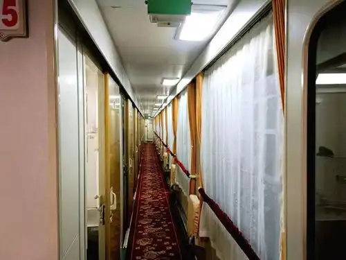 原来列车上这些地方还有充电口
