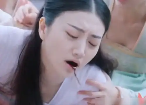 影视剧中的吐血镜头,景甜脆弱,赵丽颖淡定,刘亦菲像是在喷泉

