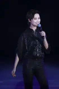 李宇春帅气亮相发布会好身材被赞秒杀车模
